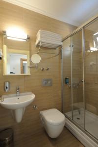 y baño con aseo, lavabo y ducha. en Kardes Hotel, en Bursa