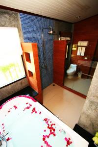Koupelna v ubytování Aonang Phu Petra Resort, Krabi - SHA Plus