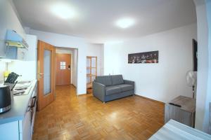 una cucina e un soggiorno con divano di Basic Apartments downtown a Innsbruck