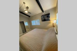 Ein Bett oder Betten in einem Zimmer der Unterkunft Spacious 2 BR Beach House with King Suite