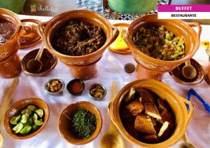 un grupo de tazones de comida sobre una mesa en Bellotas Resort, en Surutato