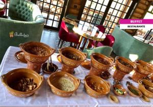 una mesa cubierta con jarrones de cobre sobre una mesa en Bellotas Resort, en Surutato