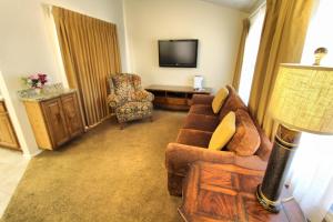 sala de estar con sofá y silla en Villas at Southgate, a VRI resort, en St. George