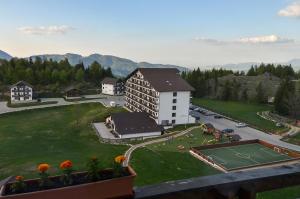 O vedere generală la munți sau o vedere la munte luată de la acest complex