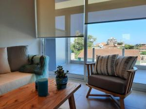 ビージャ・ヘセルにあるMAReSSのソファとコーヒーテーブルのあるリビングルーム