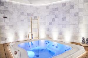 Koupelna v ubytování Hotel ONIRO - Luxury Rooms & Wellness Suites + 37 fotografií
