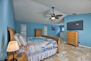 Ένα ή περισσότερα κρεβάτια σε δωμάτιο στο Private Fort Myers Escape with Screened Pool and Lanai +40 φωτογραφίες