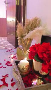 a table with a candle and a box with roses at طيف للأجنحة الفندقية in Al Kharj
