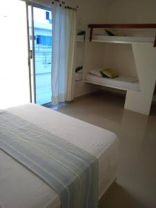 1 dormitorio con 2 literas y ventana en Hotel Portobello, en Coveñas