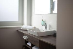Ett badrum på Aiden by Best Western Biberach