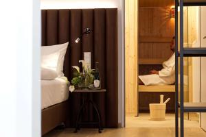a bedroom with a bed and a table with a lamp at Aiden by Best Western Biberach in Biberach an der Riß