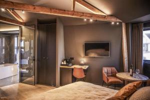 Sjónvarps- og/eða afþreyingartæki á ONIRO - Luxury Rooms & Wellness Suites