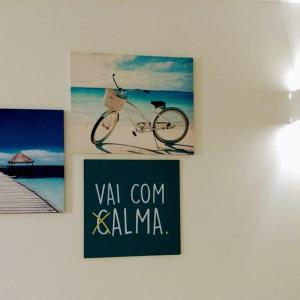 eine Wand mit zwei Bildern eines Fahrrads darauf in der Unterkunft Mar Turquesa Eco Pousada in Maragogi