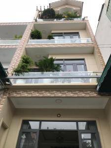 un edificio de apartamentos con plantas en el balcón en Motel Thân Thiện 2, en Vung Tau