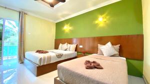 En eller flere senger på et rom på Norshah Village Resort