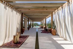 een hal met gordijnen aan de zijkant van een gebouw bij Casona Sforza in Puerto Escondido