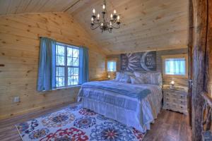 Ein Bett oder Betten in einem Zimmer der Unterkunft Treehouse Ellijay Star5vacations