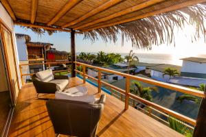 Un balcón con sillas y vistas al océano. en Casas Lua & Mar - Vichayito - Máncora, en Vichayito