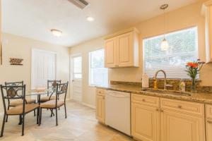 eine Küche mit Spüle und Tisch mit Stühlen in der Unterkunft Villa Franca bungalow in Sarasota