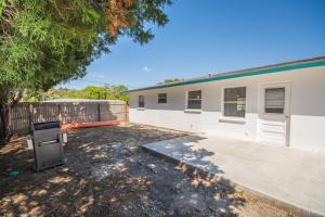 ein leerer Hof vor einem Gebäude in der Unterkunft Villa Franca bungalow in Sarasota
