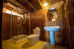 łazienka z toaletą i umywalką w obiekcie AoNang Bamboo Pool Resort w Aonang Beach +8 zdjęć