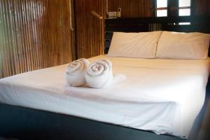dwa ręczniki na łóżku w obiekcie AoNang Bamboo Pool Resort w Aonang Beach