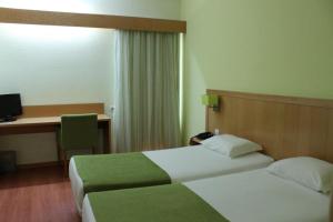 Cama ou camas em um quarto em Viseu Garden Hotel