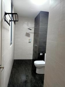 Bathroom sa Al Zahra Homestay by Troika Kota Bharu
