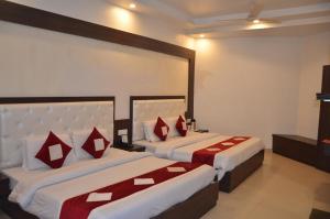 Ένα ή περισσότερα κρεβάτια σε δωμάτιο στο Hotel Krishna