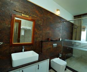 a bathroom with two sinks and a mirror at Mount Xanadu Resorts in Ambalavayal