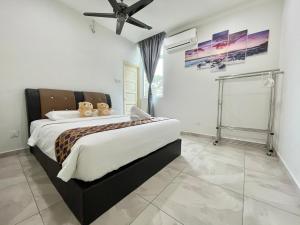 una camera da letto con un letto con due orsacchiotti sopra di Langkawi Cozy Holiday Home at Taman Indah by Zervin a Kuah