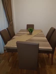 ブラショヴにあるApartament Monadin Ultracentralの木製テーブル(椅子付)