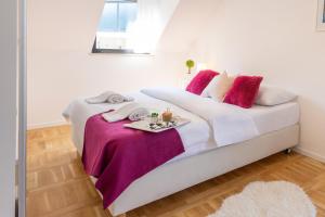 Una cama blanca con una bandeja de comida. en Rooms 88, en Zagreb