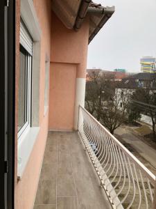 - Balcón con vistas a un edificio en Szeged Gyöngye, en Szeged