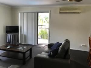 TV a/nebo společenská místnost v ubytování Coffs Shearwater Motel