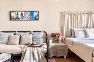 una camera con letto e divano di Tianjin G'apartment - Five Great Avenues a Tianjin