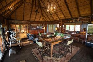 ein Wohnzimmer mit einem Tisch und einer Kamera in der Unterkunft Parsons Hilltop Safari Camp in Balule Game Reserve