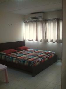 a large bed in a room with a window at Impact Challenger Muang Thong Thani Apartment in Thung Si Kan
