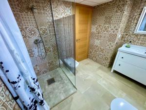 Un baño con ducha, inodoro y lavabo. en Royal Beach House Vista Mar, en La Mata 18 fotos más