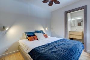 a bedroom with a large bed with a ceiling fan at Lapia 1 in Morzine