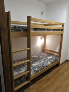 - deux lits superposés dans une chambre dans l'établissement Pensée Des Alpes 2 Etoiles Ski and Spa, à Brides-les-Bains