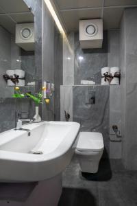 Ένα μπάνιο στο Hotel Monarch International