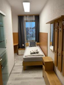 Enns Sleep Gasthaus Backhendlstation房間的床