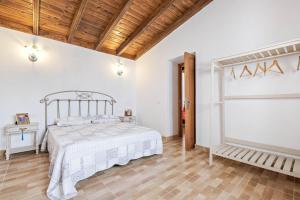 sypialnia z łóżkiem i drewnianym sufitem w obiekcie Las Casas del Bisa w mieście Garachico