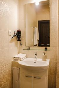 モスクワにあるMedovaya Hotelのバスルーム(シンク、鏡、タオル付)