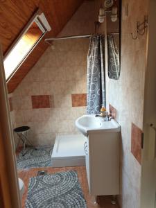un baño con lavabo y bañera en Ilda Apartments, en Harkány 41 fotos más