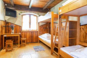 バウトゥフにあるZajazd Przystocze - Bałtowski Kompleks Turystycznyの二段ベッド2台と窓が備わる客室です。