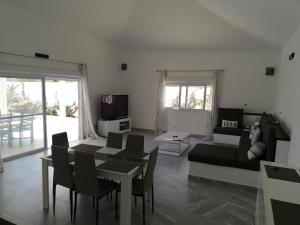 ein Wohnzimmer mit einem Sofa und einem Tisch in der Unterkunft Villa Roka - Toubab Dialaw in Toubab Dialao