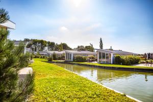 una fila di case vicino a un fiume di Resort Mooi Bemelen a Bemelen