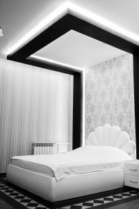 トムスクにあるMonomakh | Hotelのベッドルーム(白いベッド1台、鏡付)
